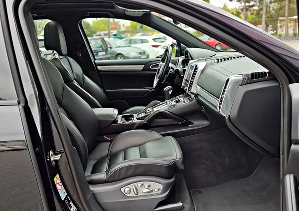 Porsche Cayenne cena 159900 przebieg: 130000, rok produkcji 2017 z Lubień Kujawski małe 781